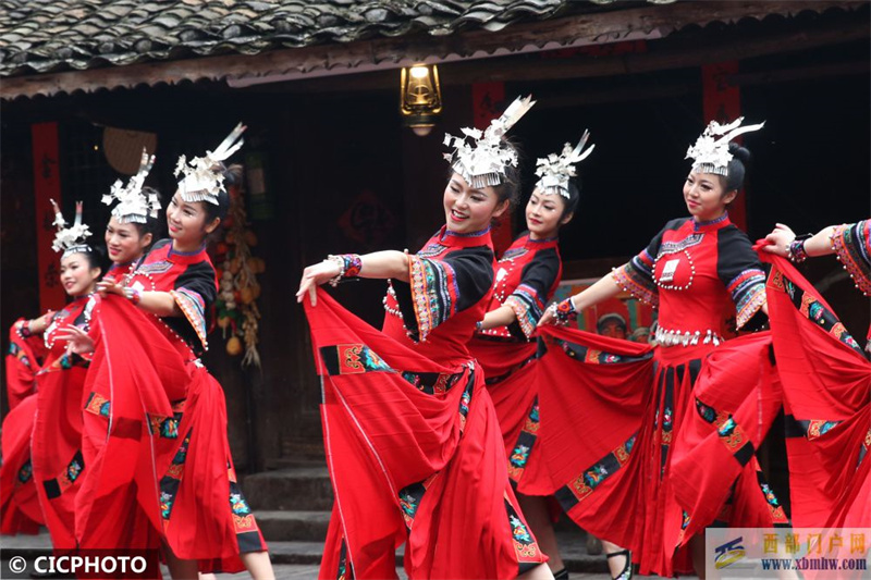 重庆黔江：土家山寨歌舞新春(图1)