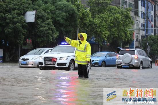 强降雨袭击广西防城港多处路面积水(图1)