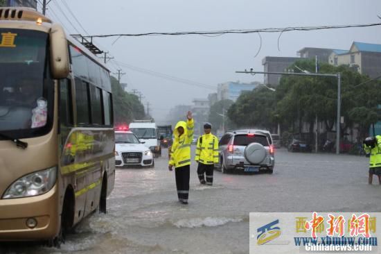 强降雨袭击广西防城港多处路面积水(图4)