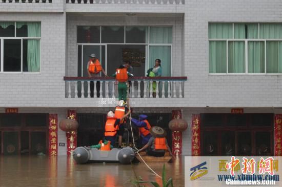 暴雨“袭击”贵州黔东南消防员连夜救援(图1)