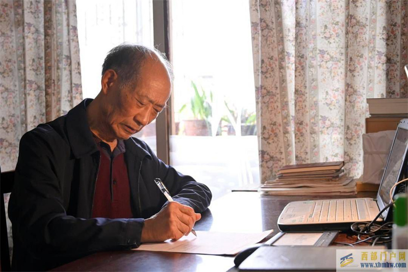 “我等无银穷一生，留得笔墨在人间”四川南充退休法官75岁开始写小说(图1)