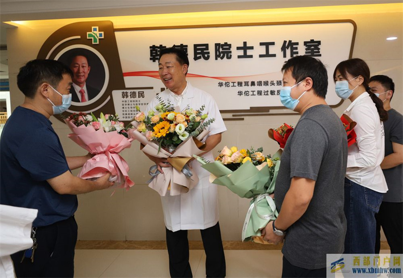 大足区人民医院：医学院士收到患者赠送鲜花，大足“华佗工程”帮扶成效明显(图1)