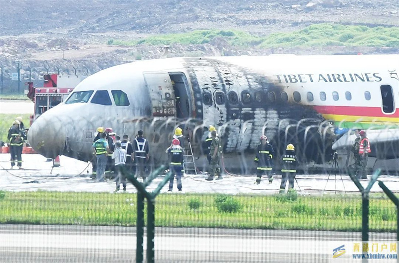 西藏航空一客机偏出跑道事故发生后，从业人员讲述紧急撤离时乘客应如何正确逃生(图1)