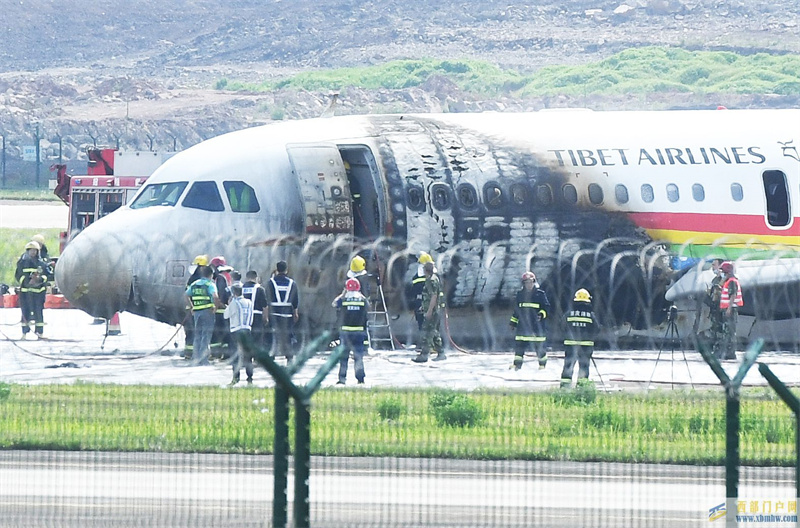 西藏航空一客机偏出跑道事故发生后从业人员讲述紧急撤离时乘客应如何正确逃生(图1)