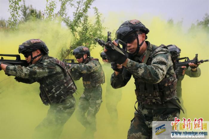 武警毕节支队特战队员开展野外训练(图1)
