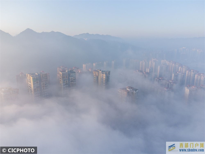 贵州毕节：云雾缭绕(图1)