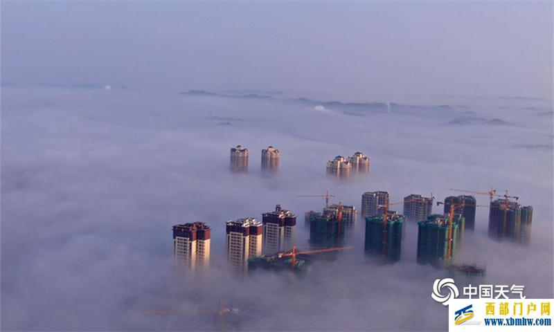 大雾笼罩四川资阳城市如在云端(图1)