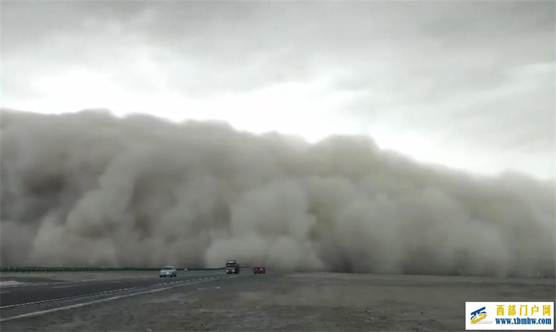 沙尘暴袭击青海格尔木沙墙宽几十公里(图1)