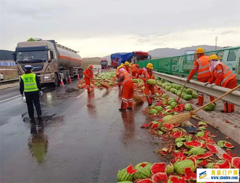 西瓜“翻车”阻断交通金昌公路人火速清理(图1)