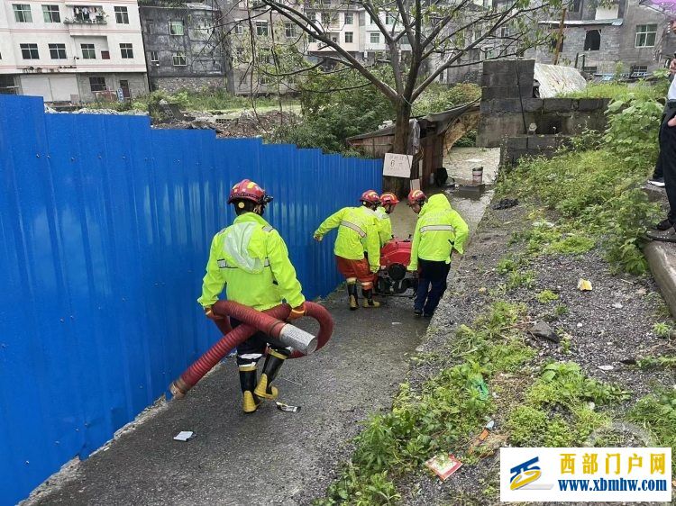 今晨酉阳暴雨导致多地出现积水(图1)