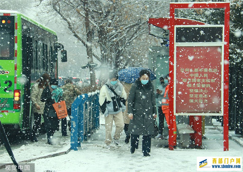 新疆阿勒泰持续降雪(图1)