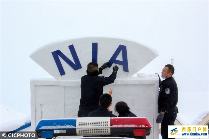 新疆阿勒泰：雪雕文化走进警营(图1)