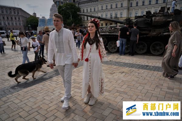 没有仪式派对、来宾将上战场：外媒直击乌克兰“硝烟婚礼”(图1)
