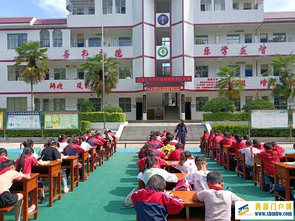 学生现场硬笔书法比赛全景.jpg