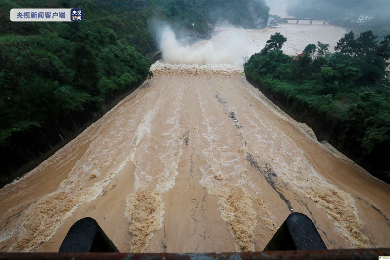 广西柳州：暴雨后泗维河水库开闸泄洪(图1)