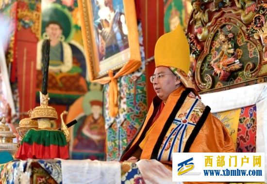 班禅在西藏佛学院考察调研并为僧众举行长寿灌顶(图1)