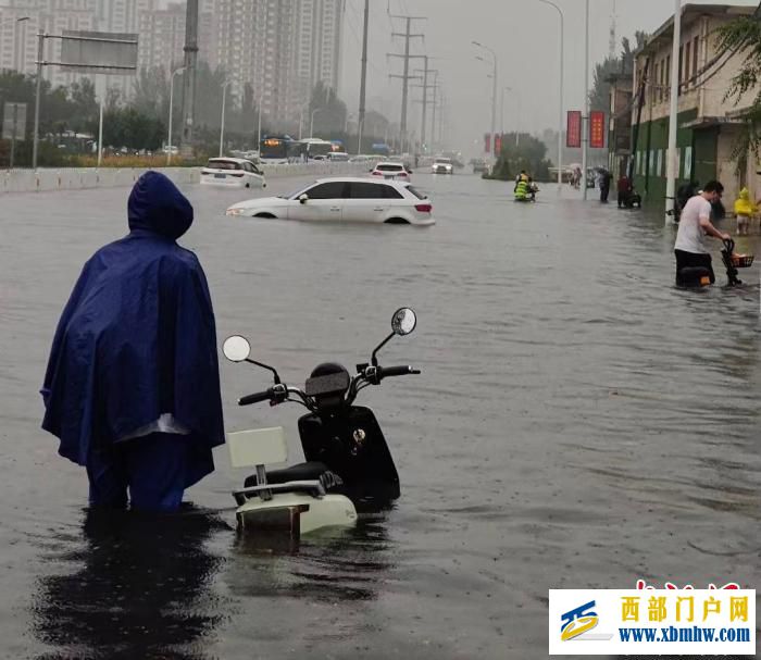 宁夏银川发布今年首个暴雨红色预警局地行车如“划船”(图1)