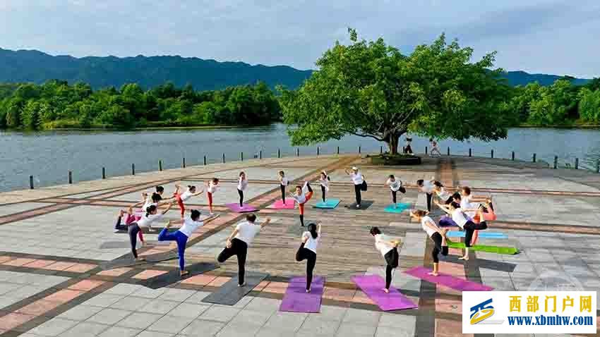 重庆梁平：公园秀瑜伽庆祝“国际瑜伽日”(图1)
