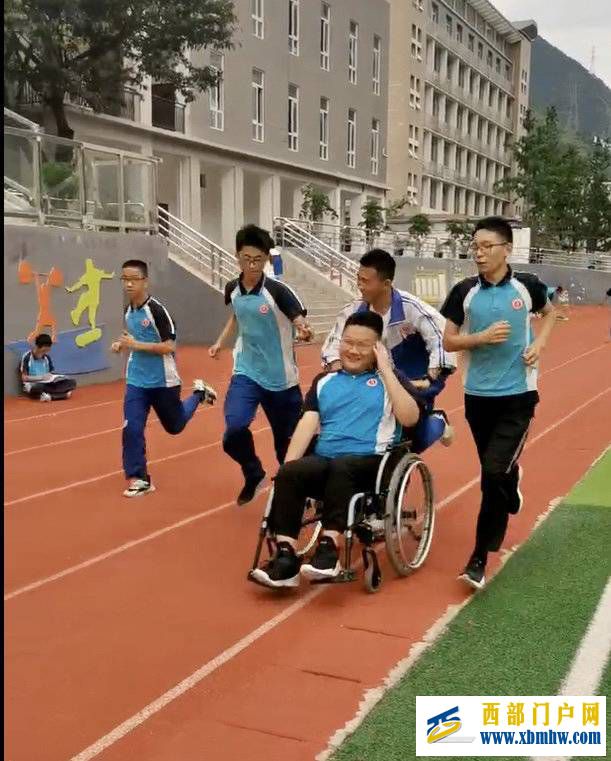 推着坐轮椅的同学跑1000米四川雅安19名学生将获得的万元正能量奖金捐给了学校(图1)