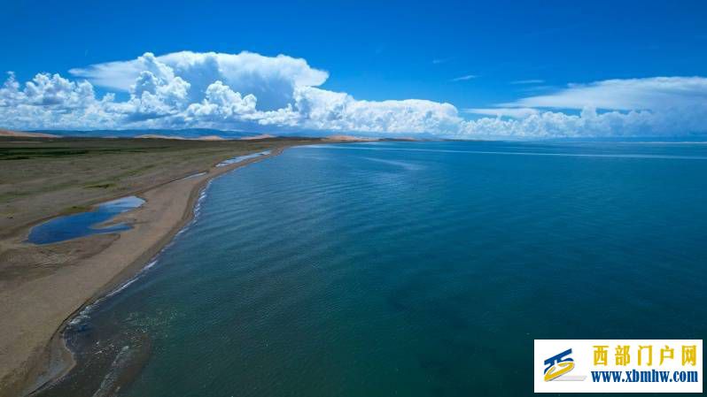 航拍青海碧波荡漾青海湖(图1)