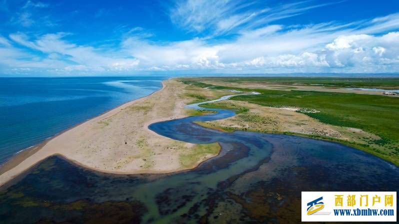 航拍青海碧波荡漾青海湖(图2)