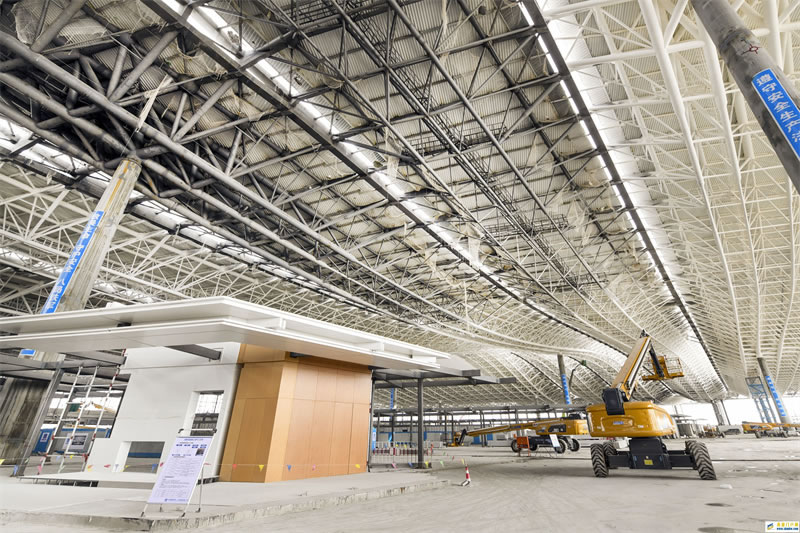乌鲁木齐机场改扩建项目航站楼进入装饰装修阶段(图1)