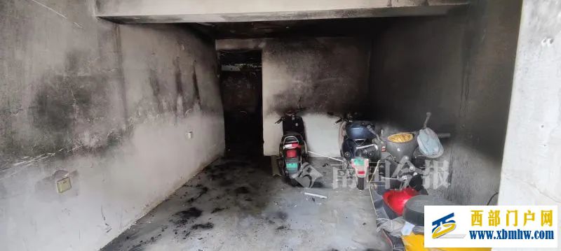 浓烟滚滚！柳州一小区仓库凌晨起火，多辆电动车被烧成骨架(图1)