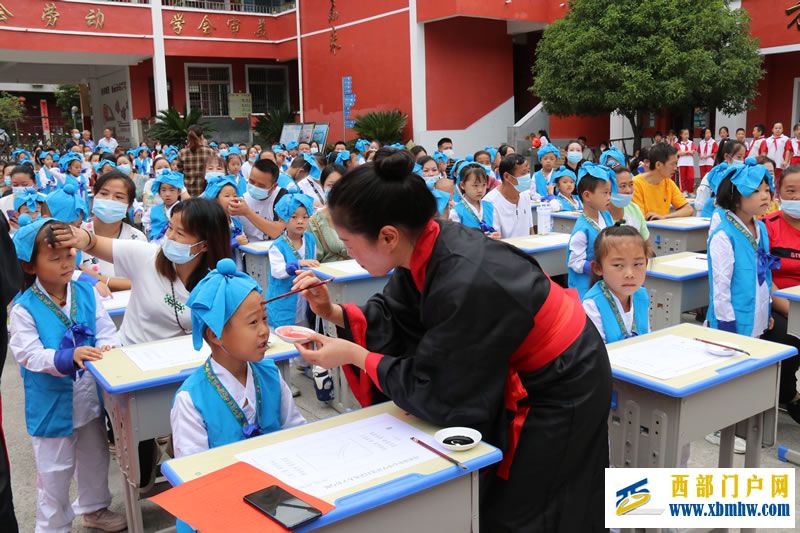 镇远县青溪镇中心小学一年级新生开笔礼