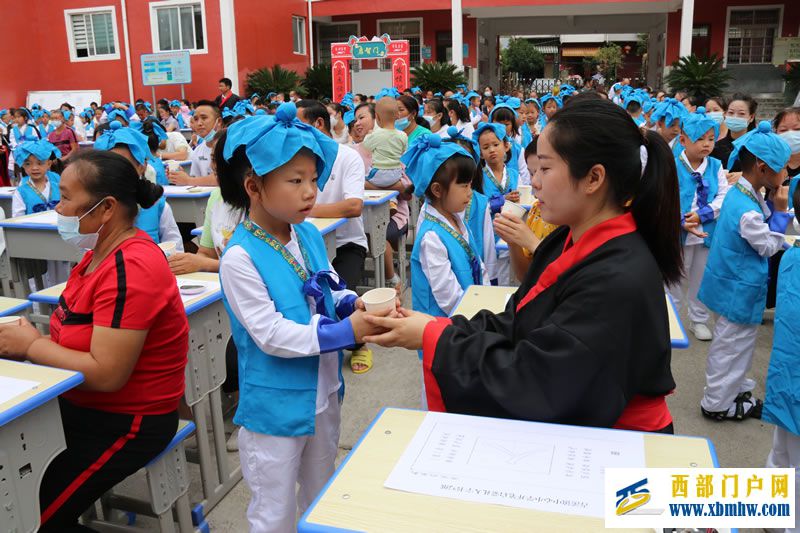 镇远县青溪镇中心小学一年级新生开笔礼