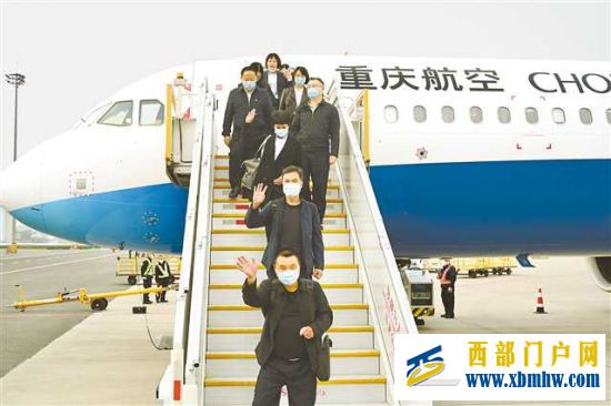 　十月十三日，重庆市出席党的二十大代表抵达北京。记者 苏思 摄/视觉重庆