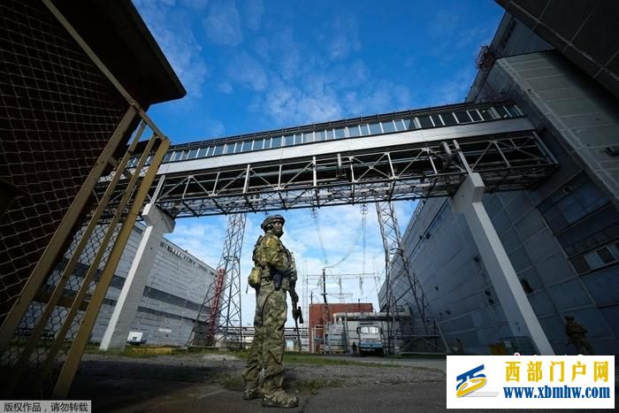 资料图：乌克兰东南部，一名俄军人守卫扎波罗热核电站的一个区域。