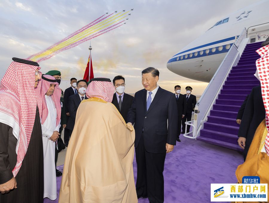 习近平抵达利雅得出席首届中国－阿拉伯国家峰会、中国－海湾阿拉伯国家合作委员会峰会并对沙特进行国事访问(图1)