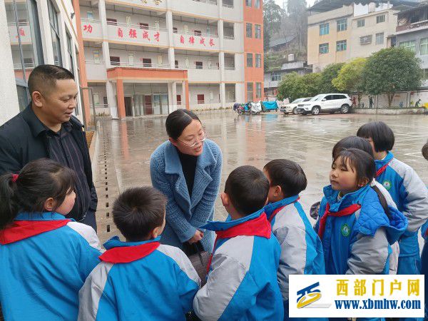 邓和平副局长关心刀坝小学学生_副本.jpg