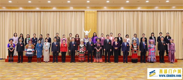 徐麟李炳军亲切看望贵州代表团妇女代表 向全省广大妇女同胞致以节日的问候和祝福(图2)