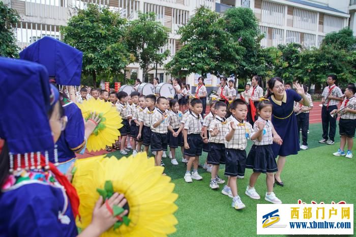 广西南宁：秋季学期启幕 师生欢迎新生入学(图2)