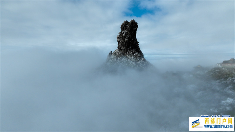 贵州梵净山：迎来立冬后首场雾凇景观(图1)