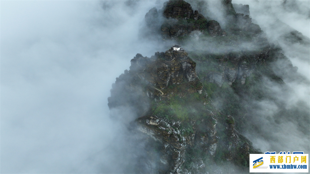 贵州梵净山：迎来立冬后首场雾凇景观(图3)