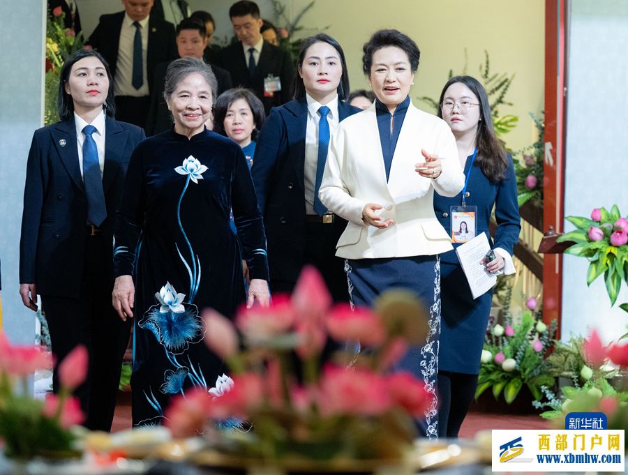 彭丽媛同越共中央总书记夫人吴氏敏参观越南妇女博物馆并茶叙(图3)