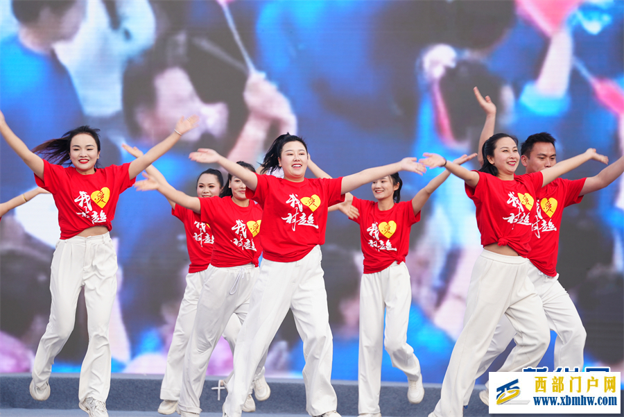 舞出健康新生活 全国广场舞总决赛在贵州榕江落幕(图5)