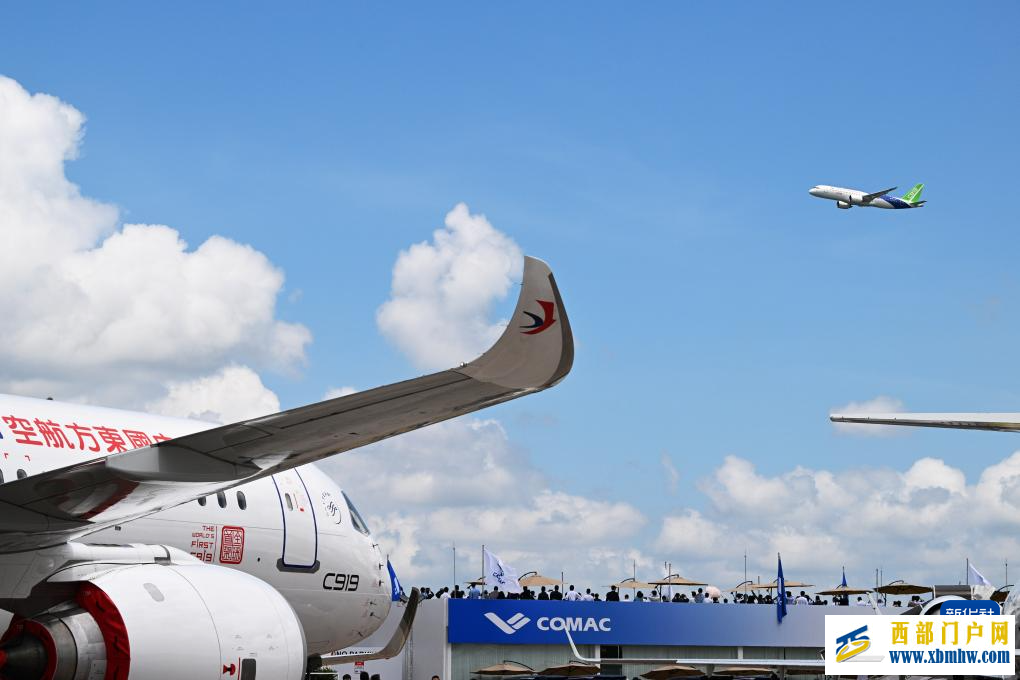 中国产C919和ARJ21飞机首次亮相新加坡航展(图1)