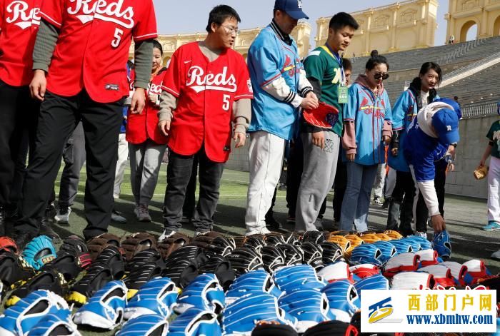 宁夏银川：青年体验棒球运动(图4)
