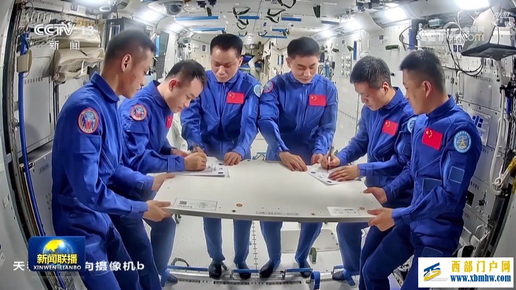 中国航天员乘组完成在轨交接(图1)