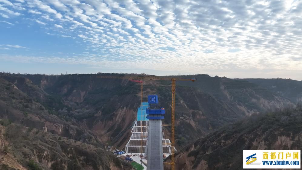 平庆铁路稠水沟特大桥主墩全部完成封顶(图1) 平庆铁路稠水沟特大桥主墩全部完成封顶(图1)