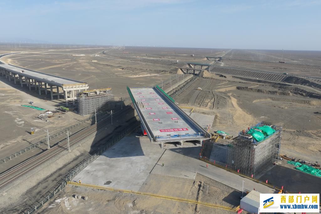 两万吨“巨无霸”凌空“转身” 新疆百里风区上演“空中芭蕾”(图2)