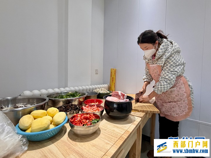 “小饭碗”里有民生大幸福——青海西宁每年为6万余老人提供助餐服务(图1) “小饭碗”里有民生大幸福——青海西宁每年为6万余老人提供助餐服务(图1)