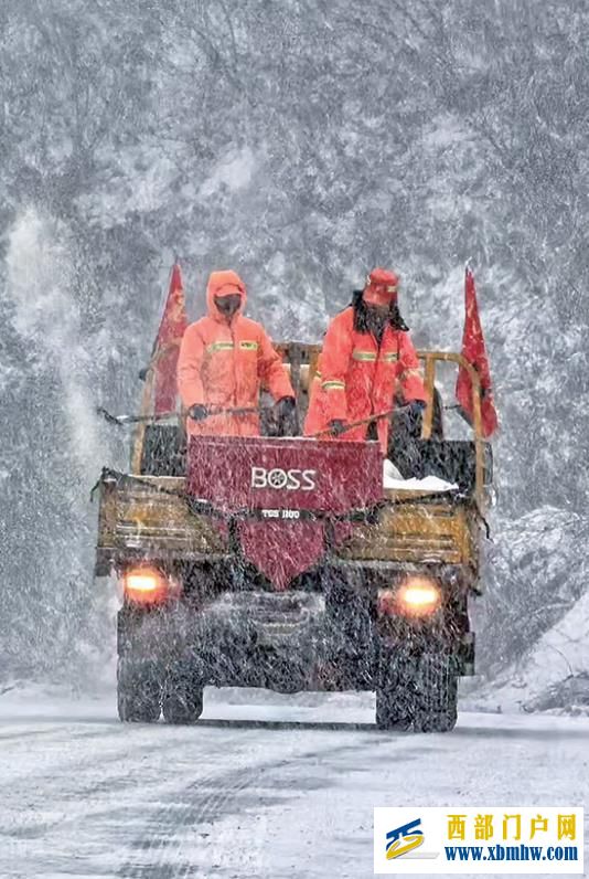 陕西多地出现小到中雪天气 多地除雪除冰保畅通(图2) 陕西多地出现小到中雪天气 多地除雪除冰保畅通(图2)