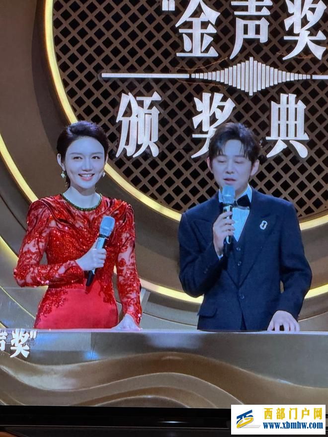 尼格买提拿下“金声奖”,感恩24年前职业启蒙人,何炅有点不自信(图2) 尼格买提拿下“金声奖”,感恩24年前职业启蒙人,何炅有点不自信(图2)