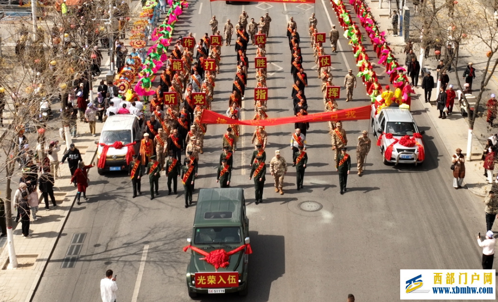 灵武市：老兵载誉归 新兵踏梦行(图1)