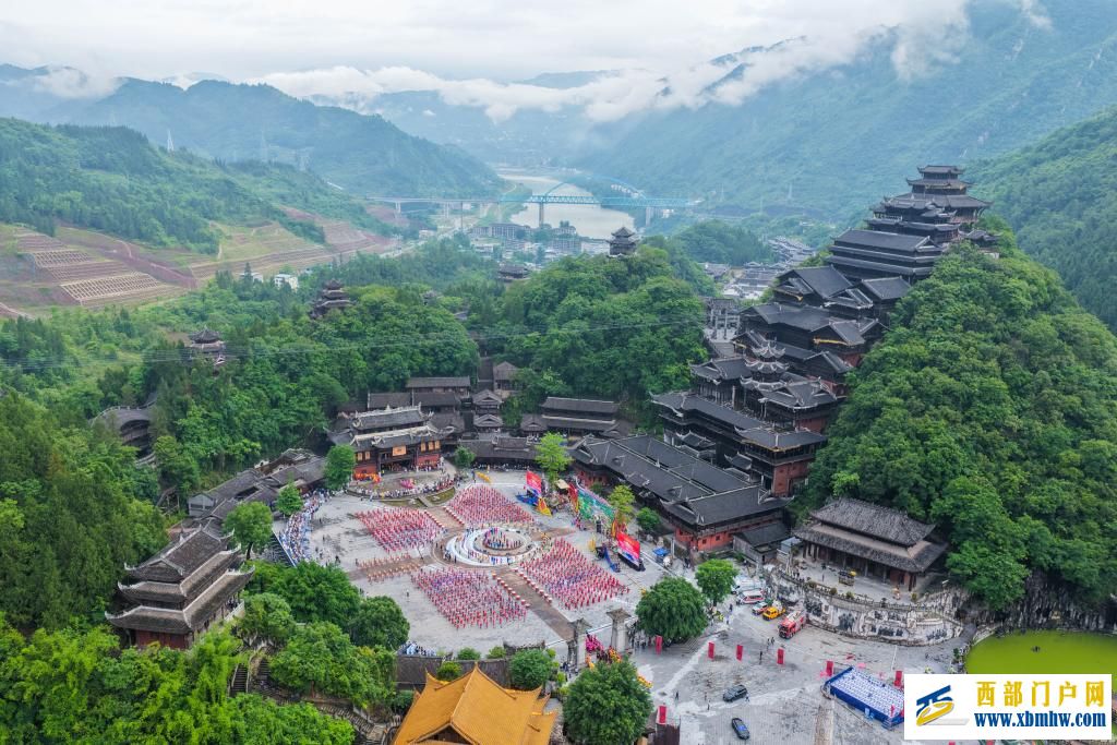 第十五届乌江苗族踩花山节在重庆开幕(图1)