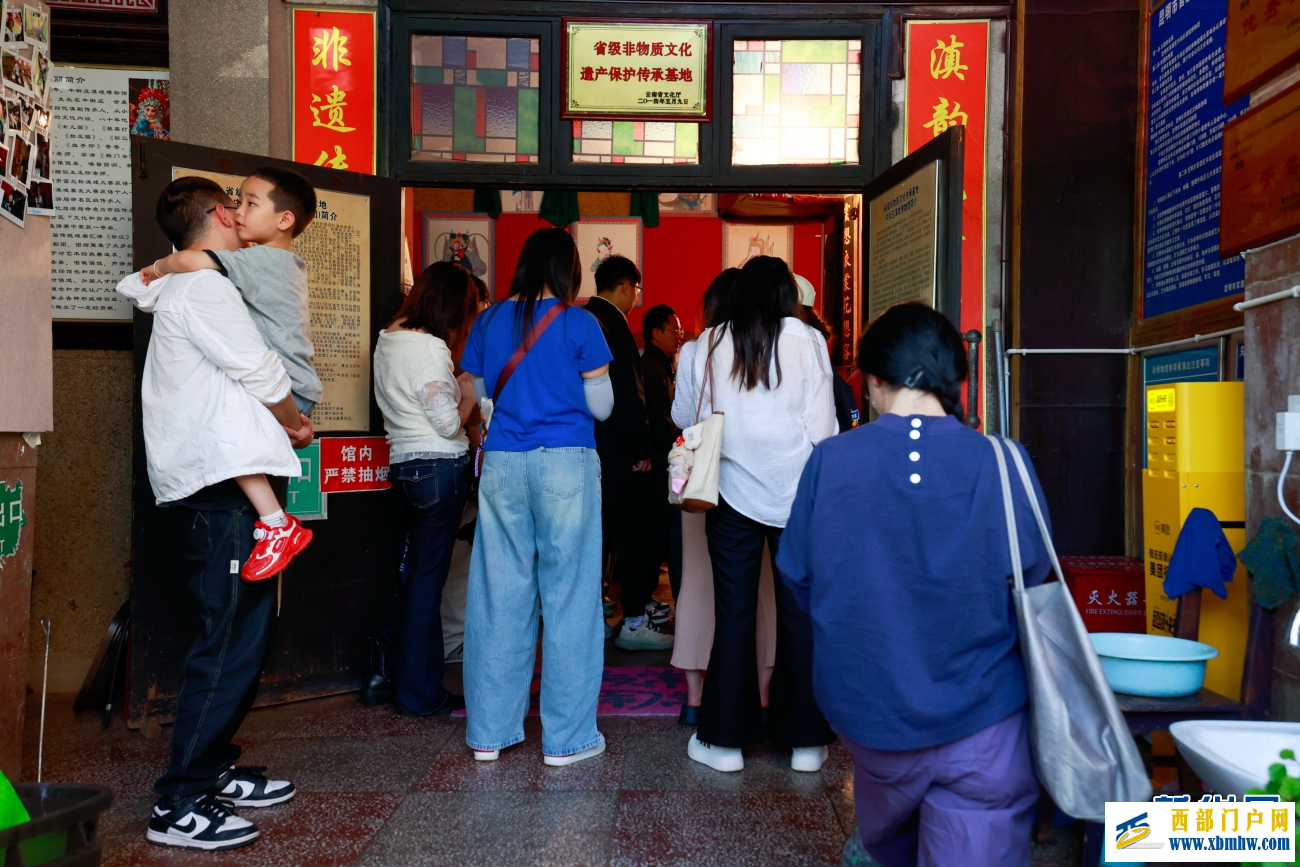 昆明牛街庄“滇戏窝子”:老戏台等来新观众(图10) 昆明牛街庄“滇戏窝子”:老戏台等来新观众(图10)